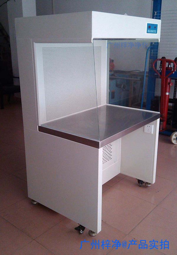 水平層流百級潔凈工作臺可連接組成生產流水線,也可單臺使用,可移動,靈活性強等優點。