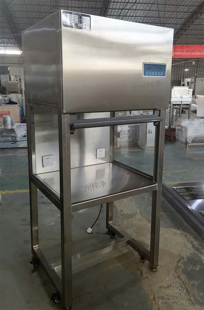 升降門超凈工作臺是采用單向空氣流，室內空氣經預初效過濾器進入靜壓箱，再經過高效空氣過濾器，最后在操作區內形成高度潔凈的單向空氣流，是提供操作區高潔凈度工作環境的理想設備。