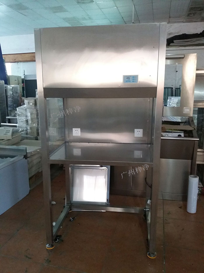 升降門超凈工作臺又稱為升降門潔凈工作臺、推拉門超凈工作臺、無菌工作臺