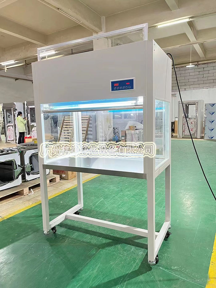 潔凈工作臺(tái)底部配備排風(fēng)系統(tǒng)，通過高效過濾器凈化后的空氣從下而上流過潔凈工作臺(tái)臺(tái)面，實(shí)現(xiàn)自凈效果。